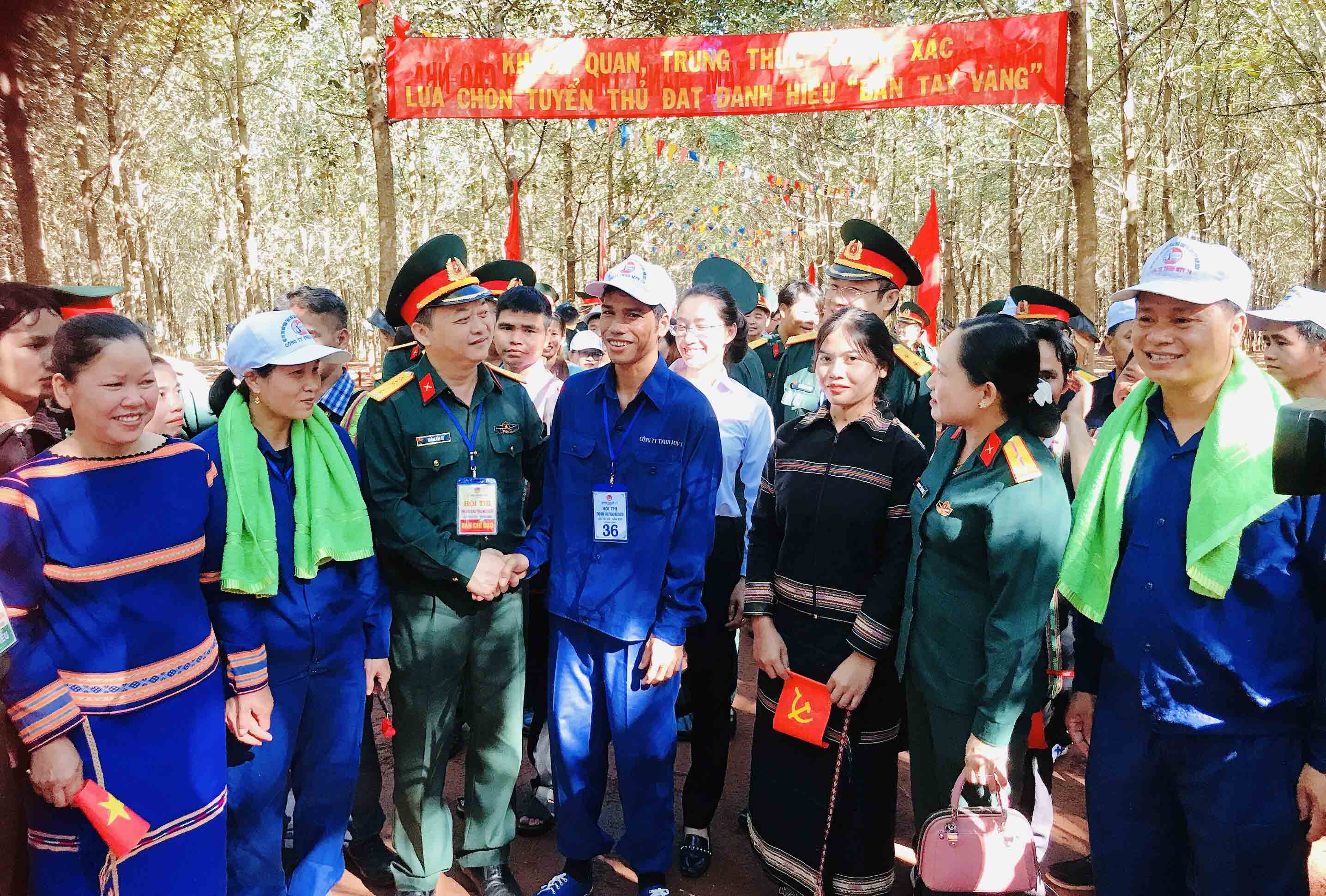 Tôn vinh những người thợ cạo mủ cao su trên vùng biên giới